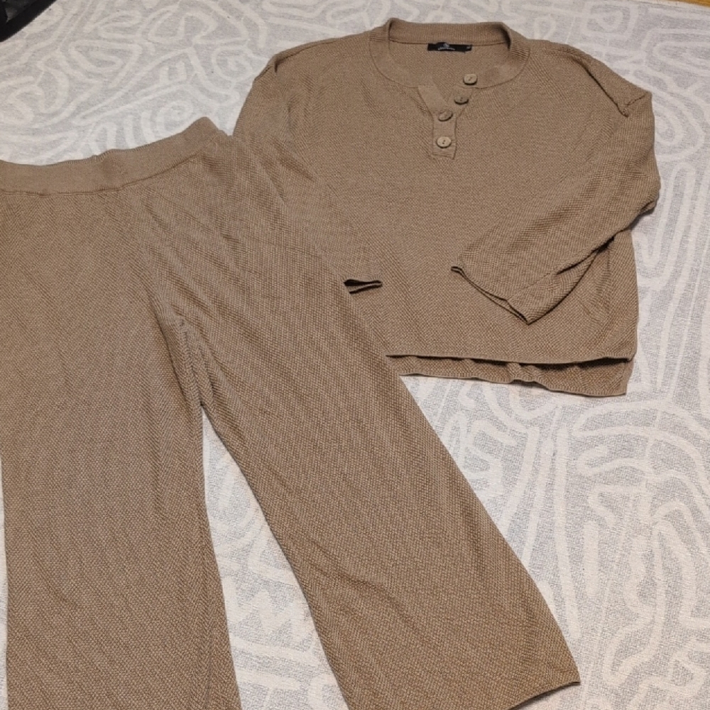 Women's Tan Sweater - Crew Neck